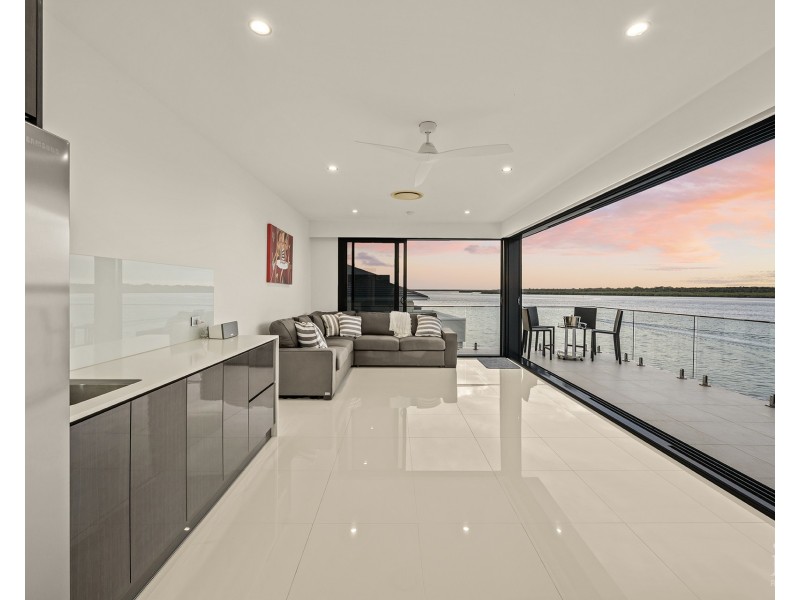 62 Knightsbridge Parade East, Sovereign Islands QLD 4216