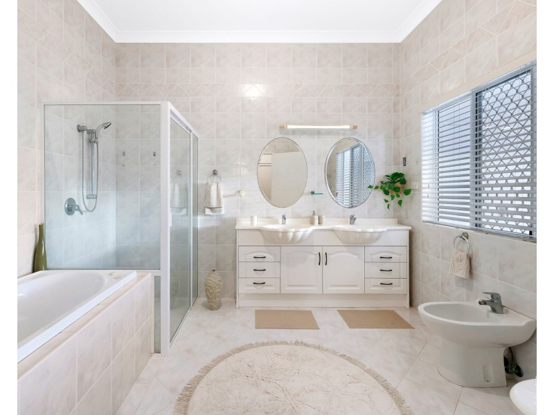 18 Grand Canal Way, Runaway Bay QLD 4216