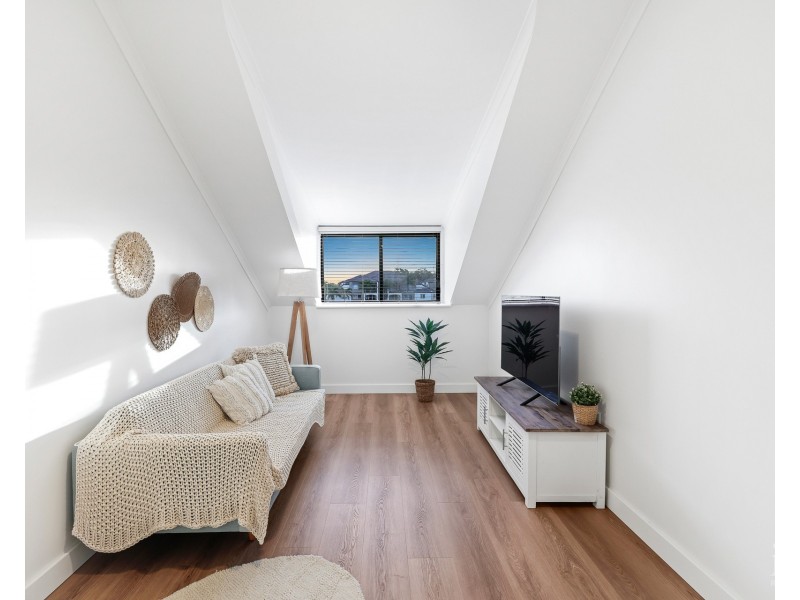 18 Grand Canal Way, Runaway Bay QLD 4216