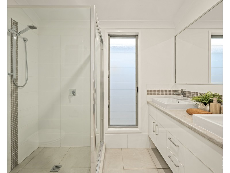 24 Azure Way, Hope Island QLD 4212