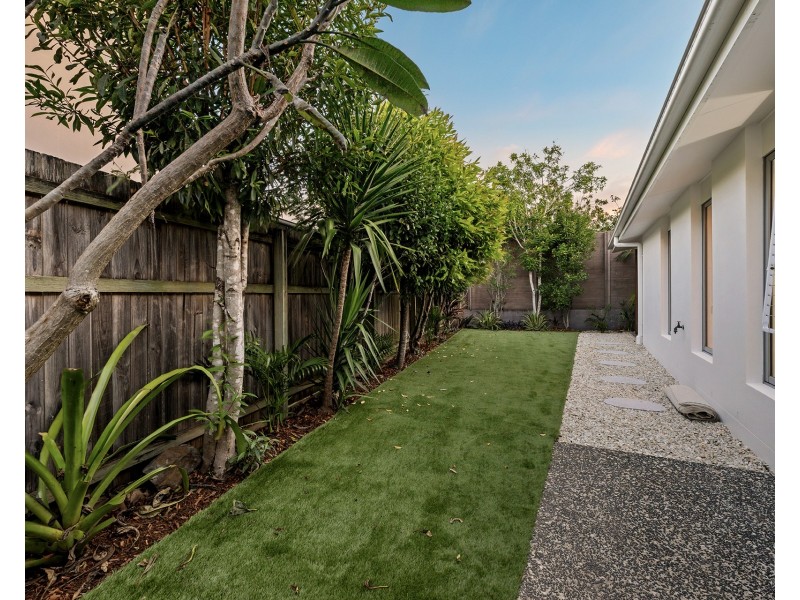 24 Azure Way, Hope Island QLD 4212