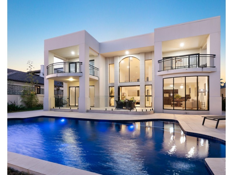 8 Excalibur Court, Sovereign Islands QLD 4216