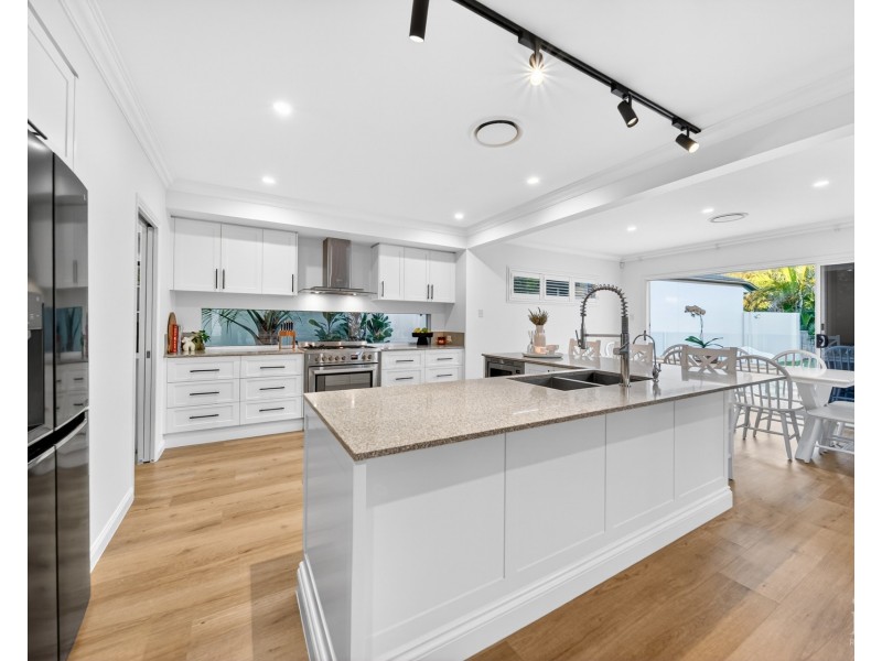 9135 Peter Senior Drive, Hope Island QLD 4212