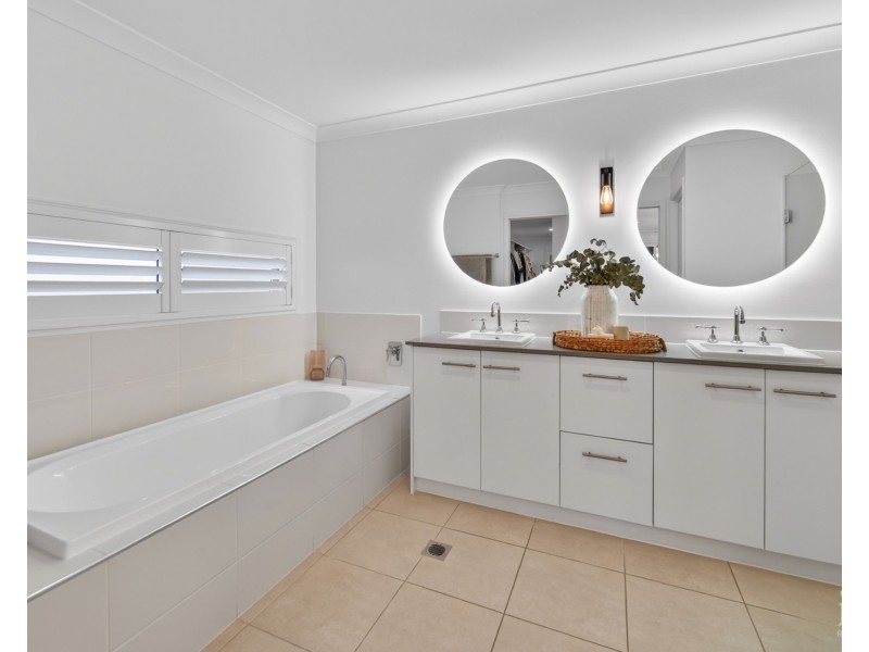 9135 Peter Senior Drive, Hope Island QLD 4212