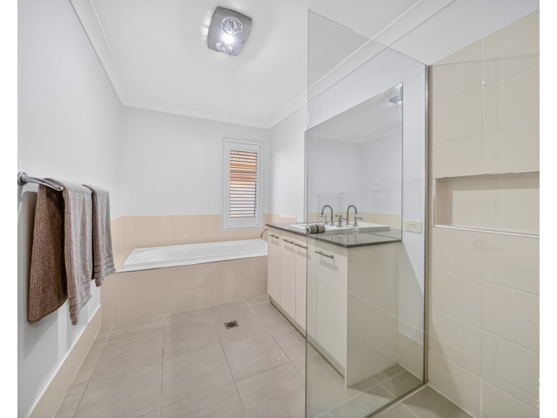 9135 Peter Senior Drive, Hope Island QLD 4212