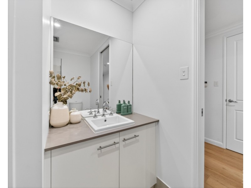 9135 Peter Senior Drive, Hope Island QLD 4212