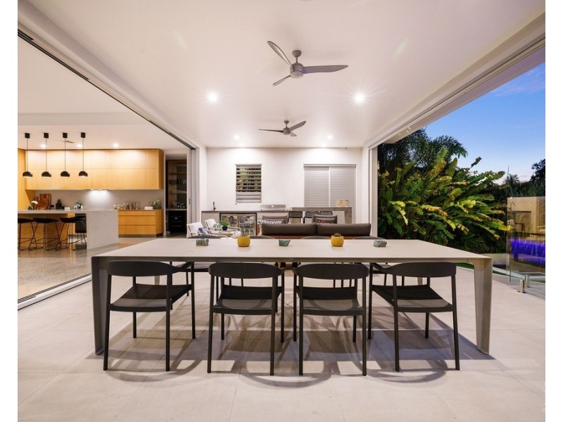 2516 Cressbrook Drive, Hope Island QLD 4212