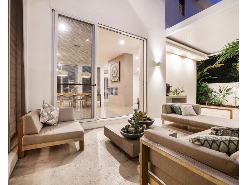 2516 Cressbrook Drive, Hope Island QLD 4212