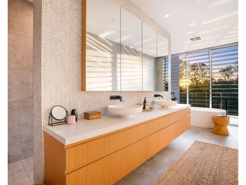 2516 Cressbrook Drive, Hope Island QLD 4212