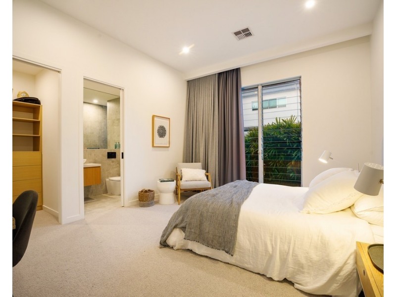 2516 Cressbrook Drive, Hope Island QLD 4212
