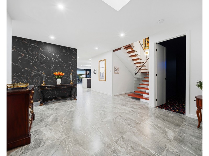 9213 Peter Senior Drive, Hope Island QLD 4212