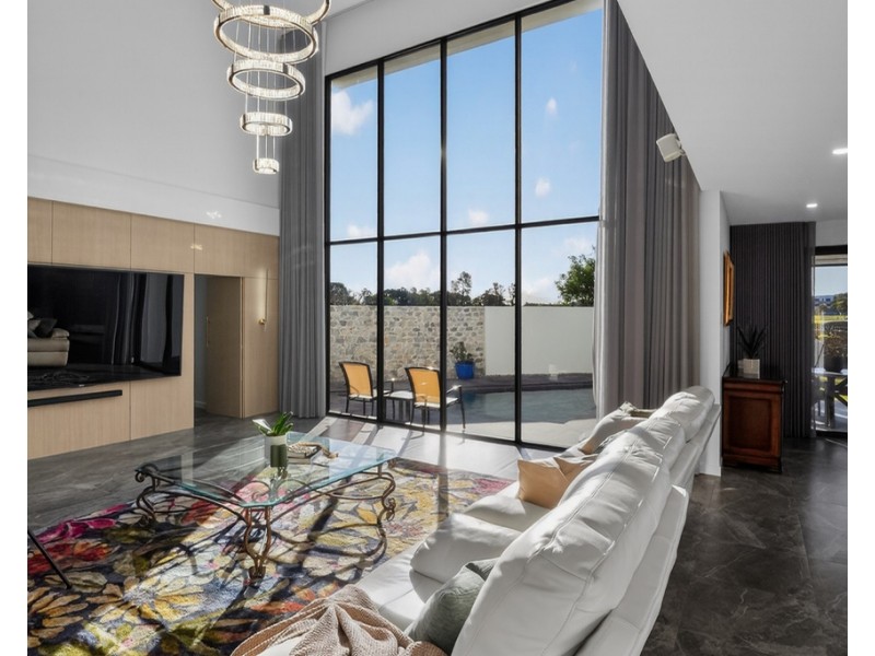 9213 Peter Senior Drive, Hope Island QLD 4212