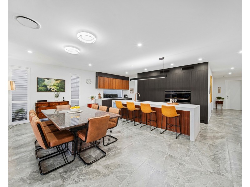 9213 Peter Senior Drive, Hope Island QLD 4212