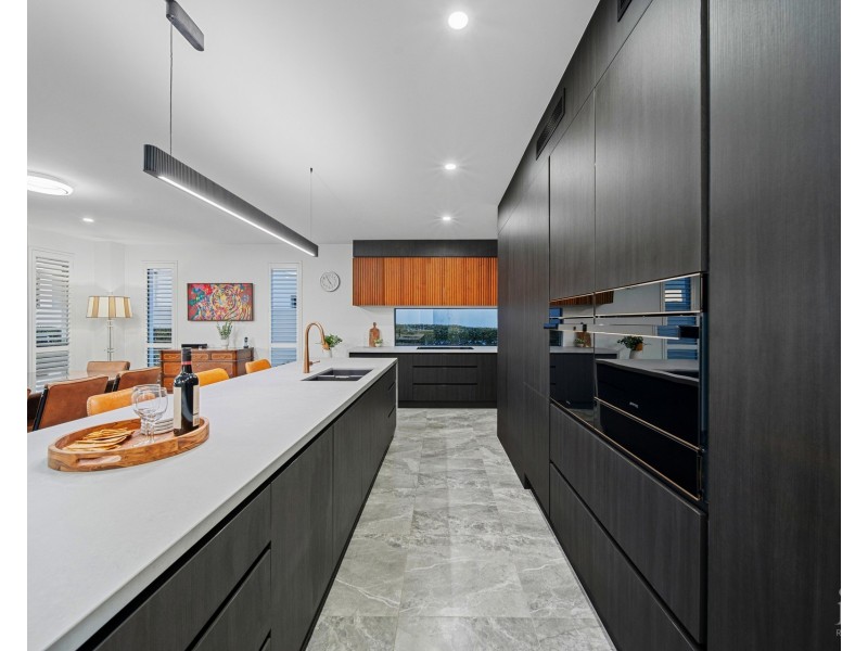 9213 Peter Senior Drive, Hope Island QLD 4212