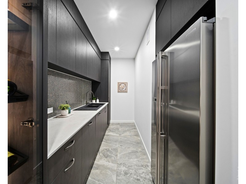 9213 Peter Senior Drive, Hope Island QLD 4212