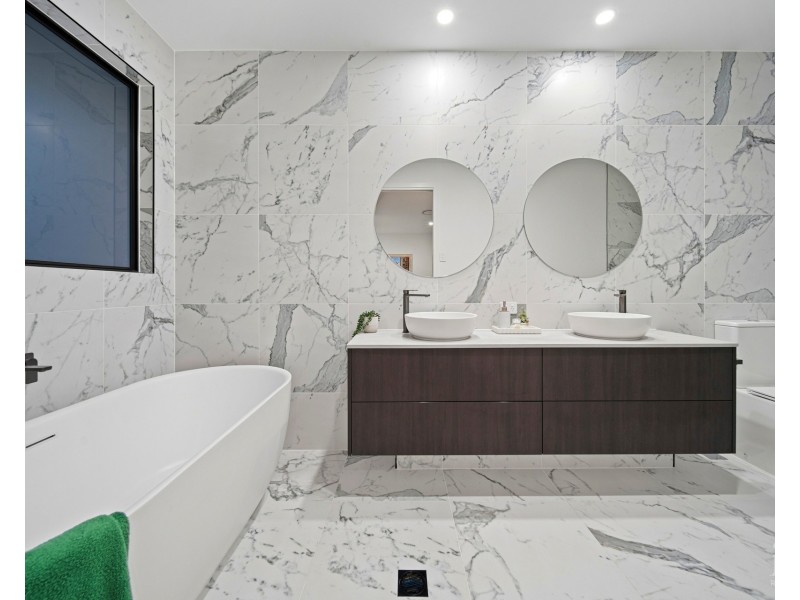 9213 Peter Senior Drive, Hope Island QLD 4212