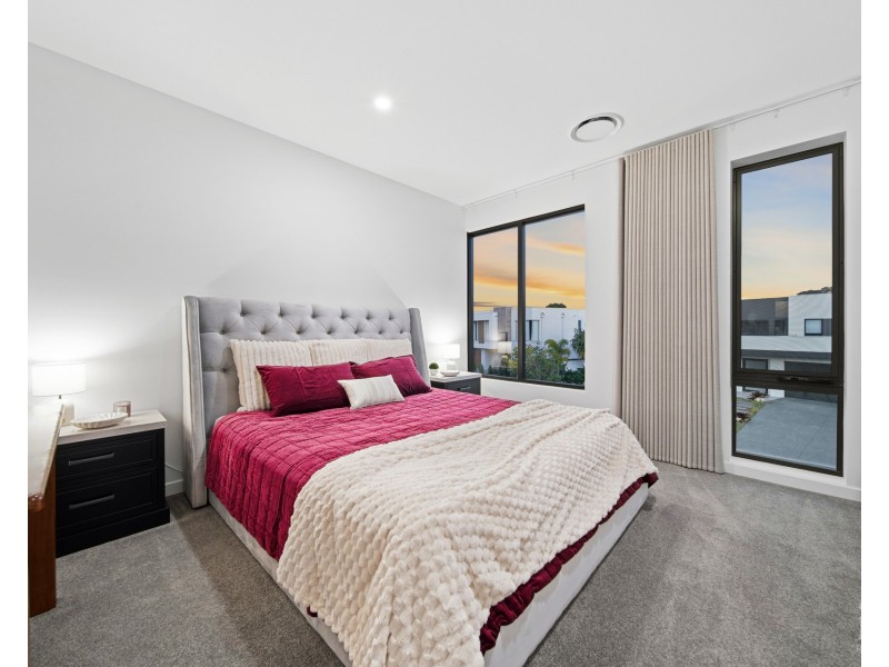 9213 Peter Senior Drive, Hope Island QLD 4212