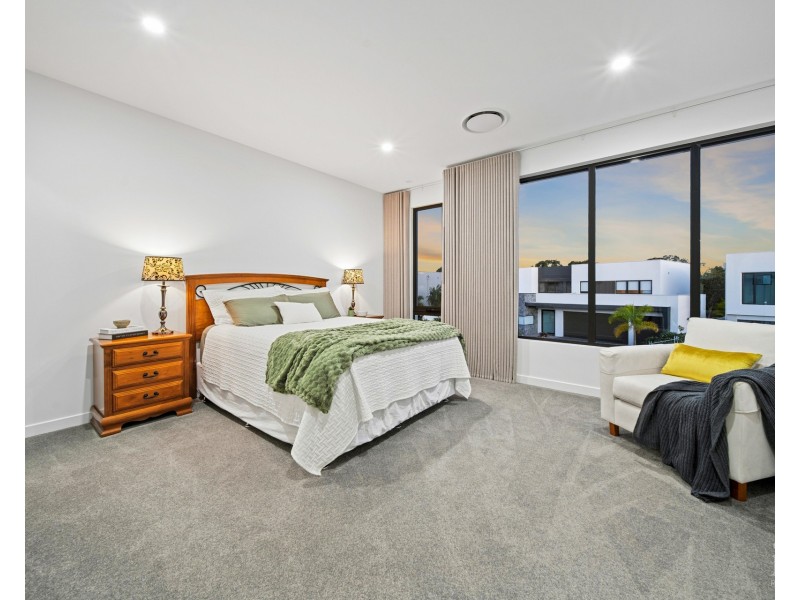 9213 Peter Senior Drive, Hope Island QLD 4212