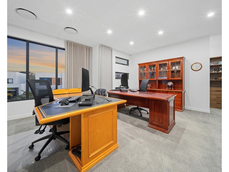 9213 Peter Senior Drive, Hope Island QLD 4212