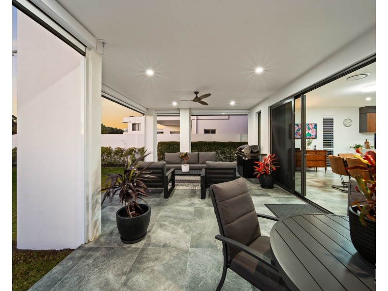 9213 Peter Senior Drive, Hope Island QLD 4212