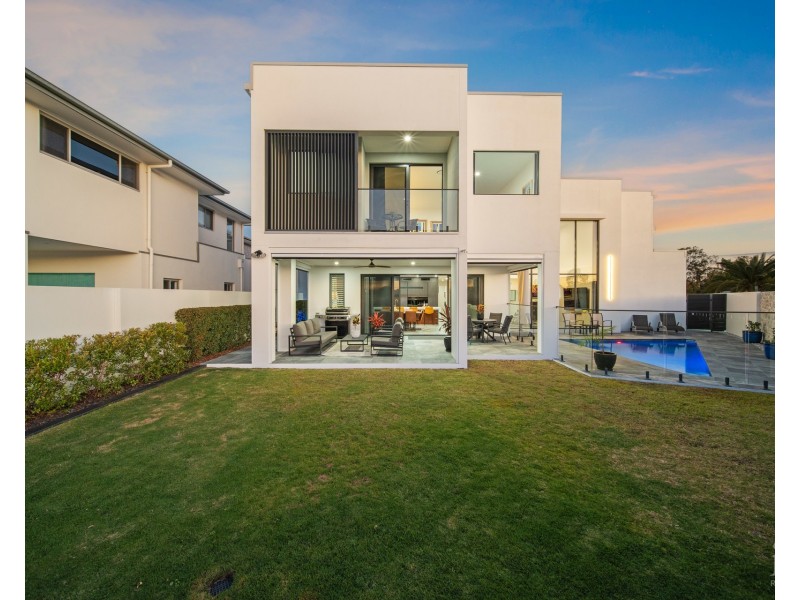 9213 Peter Senior Drive, Hope Island QLD 4212