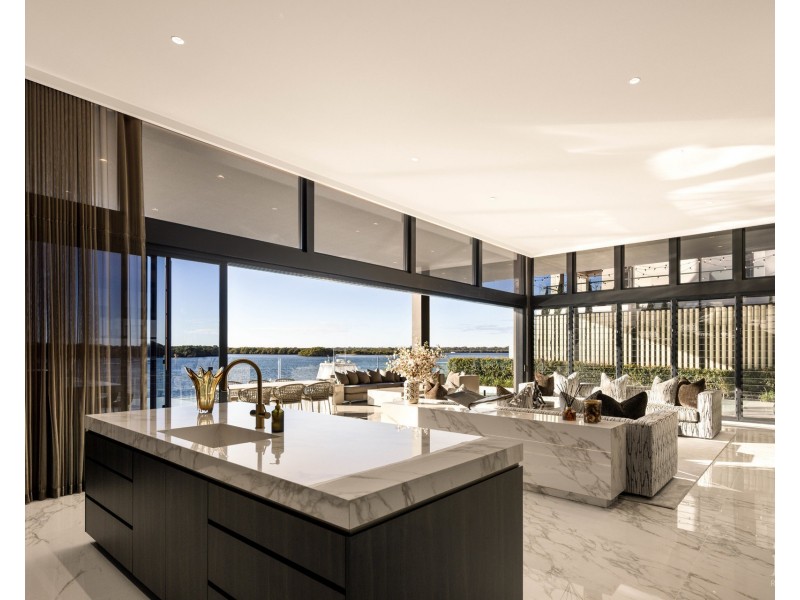 37 Knightsbridge Parade West, Sovereign Islands QLD 4216