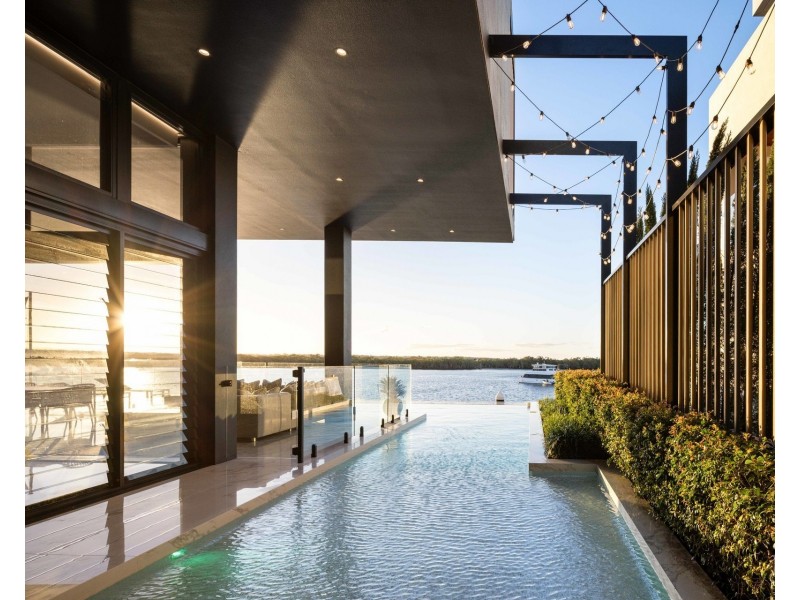 37 Knightsbridge Parade West, Sovereign Islands QLD 4216