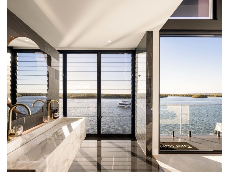 37 Knightsbridge Parade West, Sovereign Islands QLD 4216