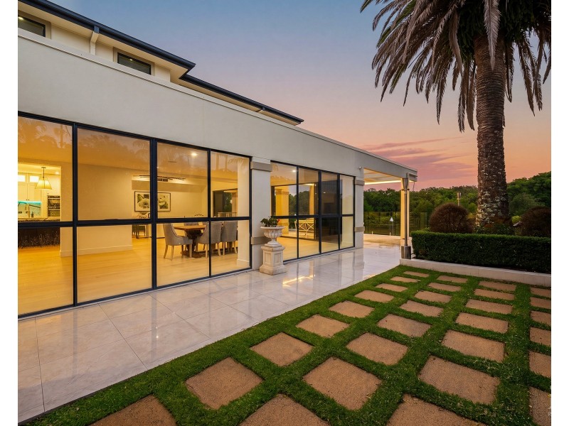 2344 Cressbrook Drive, Hope Island QLD 4212
