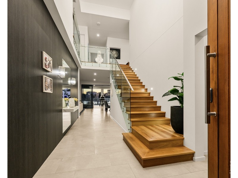 68 The Sovereign Mile, Sovereign Islands QLD 4216
