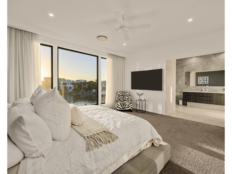68 The Sovereign Mile, Sovereign Islands QLD 4216