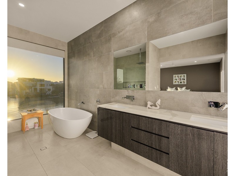 68 The Sovereign Mile, Sovereign Islands QLD 4216