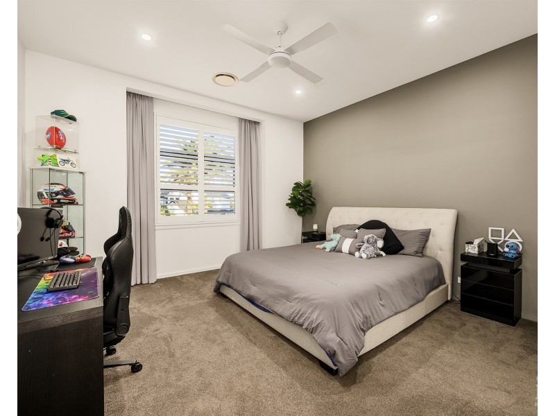 68 The Sovereign Mile, Sovereign Islands QLD 4216