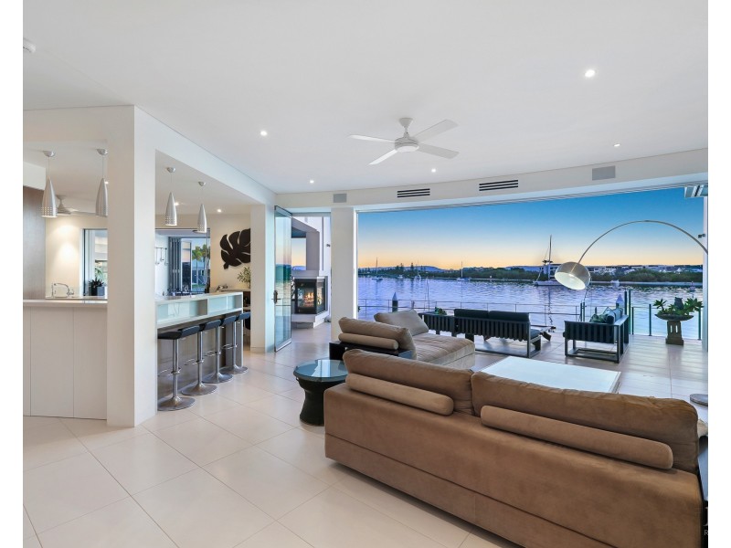 22 Queen Anne Court, Sovereign Islands QLD 4216