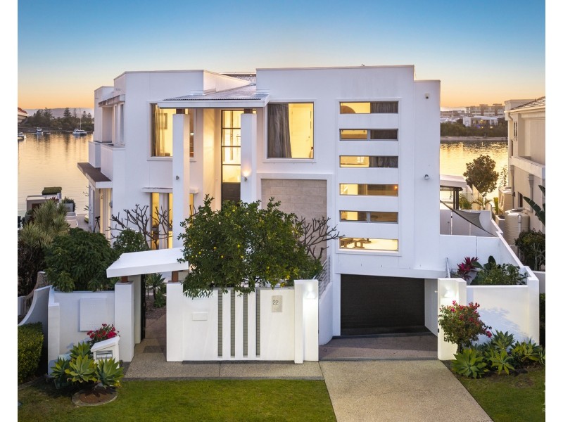 22 Queen Anne Court, Sovereign Islands QLD 4216