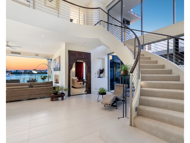 22 Queen Anne Court, Sovereign Islands QLD 4216