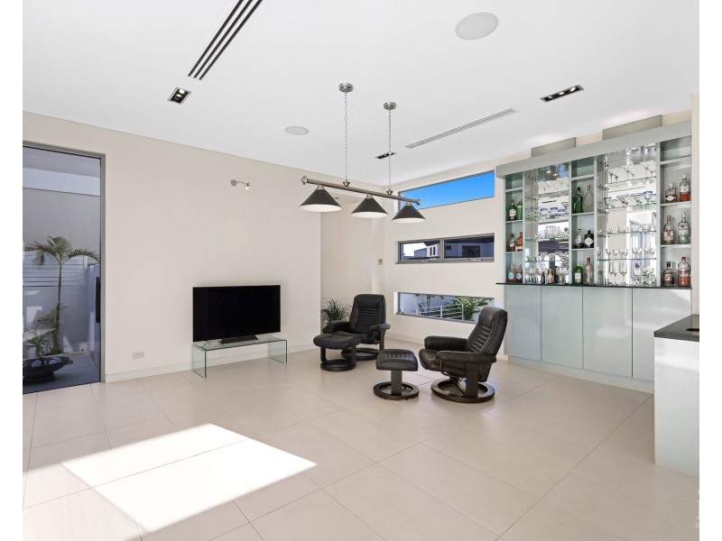 22 Queen Anne Court, Sovereign Islands QLD 4216