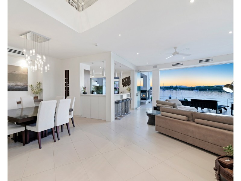 22 Queen Anne Court, Sovereign Islands QLD 4216