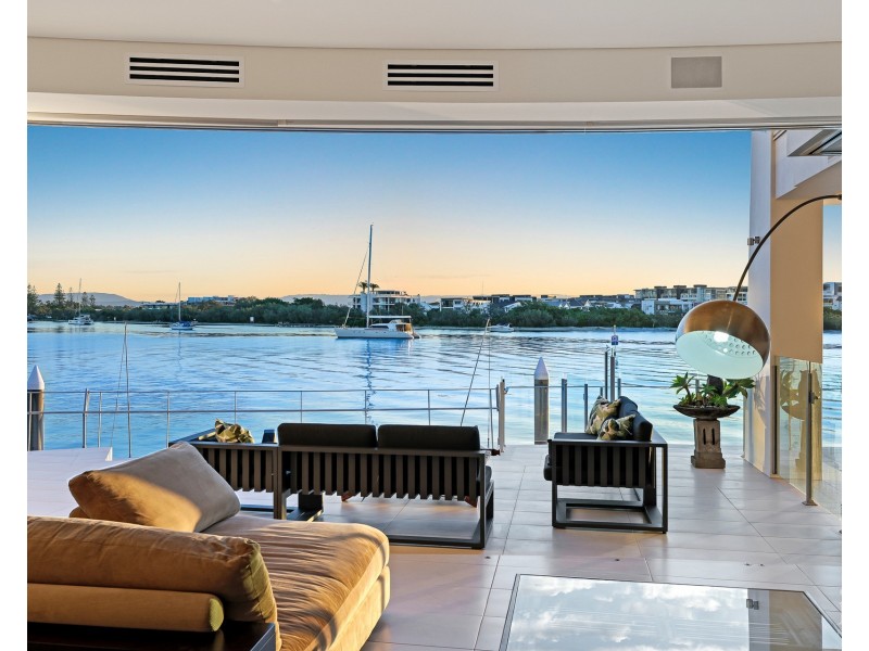 22 Queen Anne Court, Sovereign Islands QLD 4216