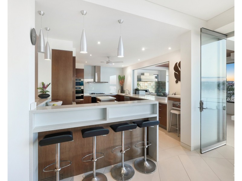 22 Queen Anne Court, Sovereign Islands QLD 4216