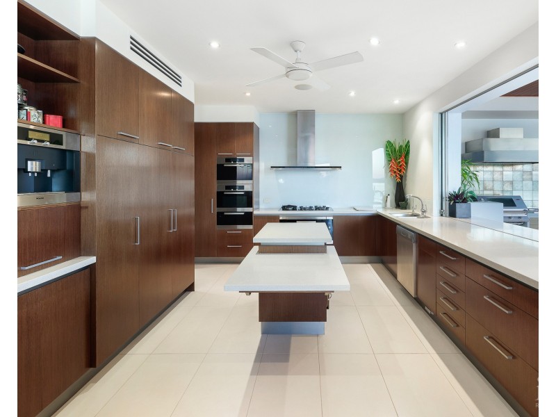 22 Queen Anne Court, Sovereign Islands QLD 4216