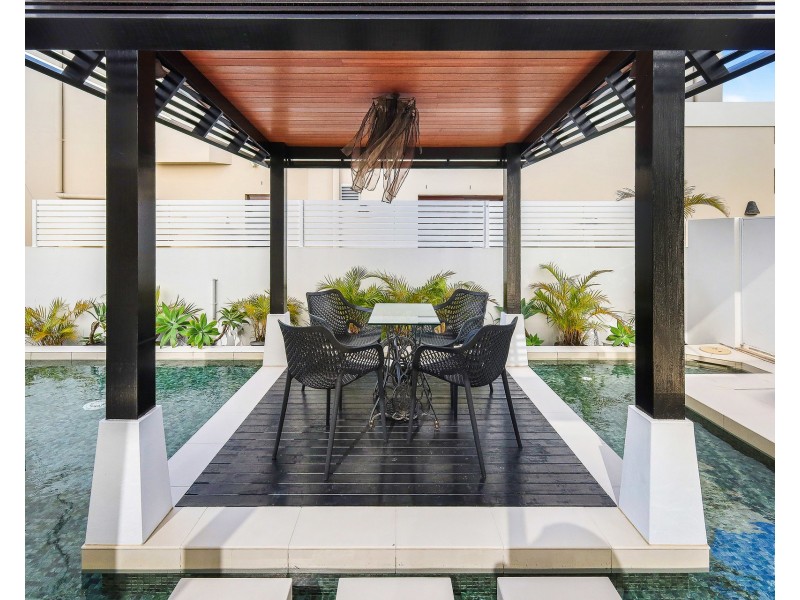 22 Queen Anne Court, Sovereign Islands QLD 4216