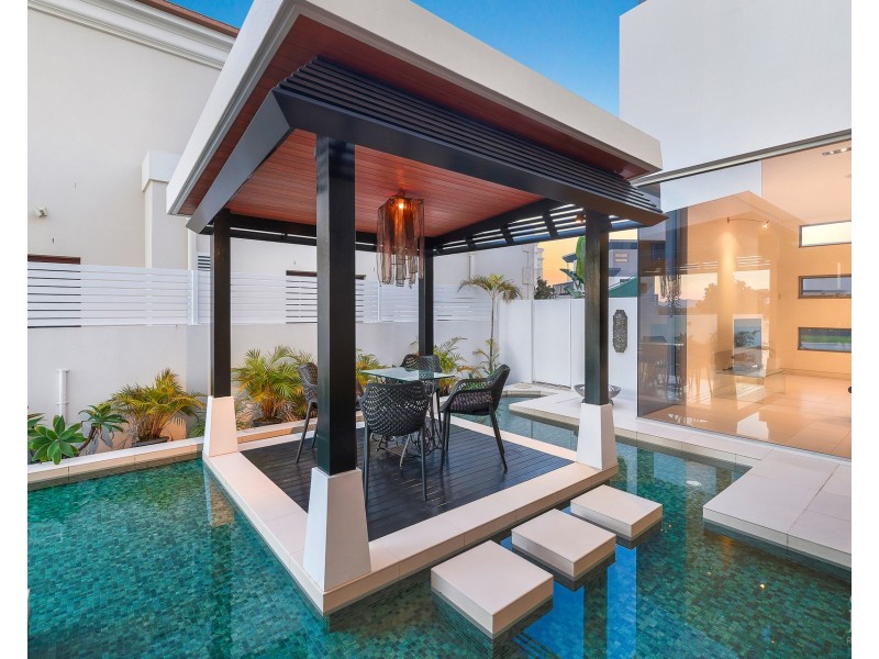 22 Queen Anne Court, Sovereign Islands QLD 4216