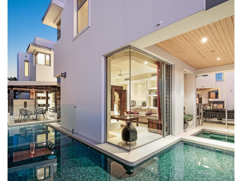 22 Queen Anne Court, Sovereign Islands QLD 4216