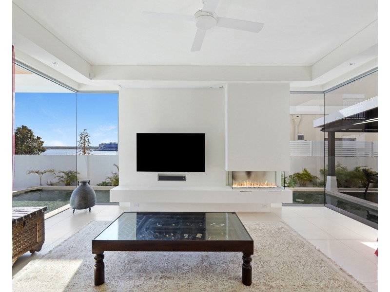 22 Queen Anne Court, Sovereign Islands QLD 4216
