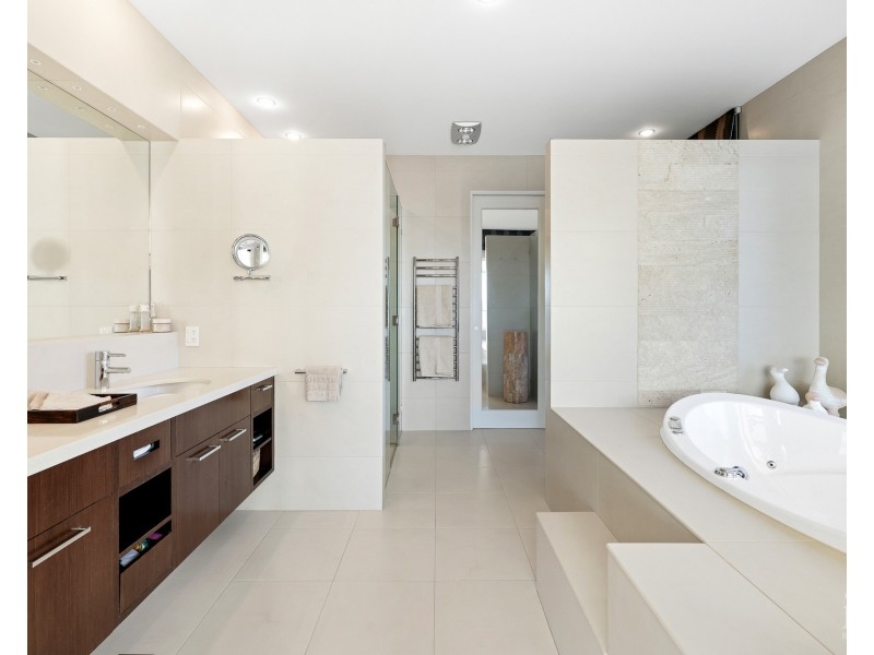 22 Queen Anne Court, Sovereign Islands QLD 4216