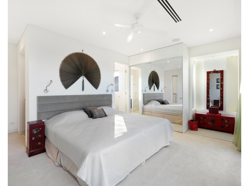 22 Queen Anne Court, Sovereign Islands QLD 4216