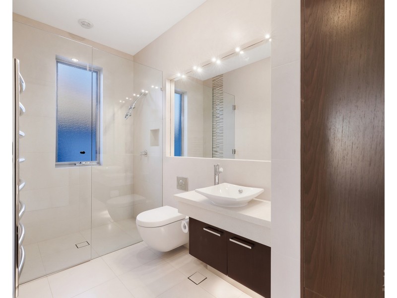 22 Queen Anne Court, Sovereign Islands QLD 4216