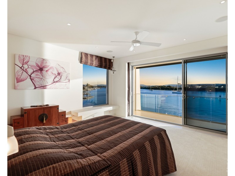 22 Queen Anne Court, Sovereign Islands QLD 4216