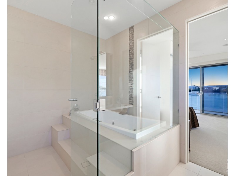 22 Queen Anne Court, Sovereign Islands QLD 4216